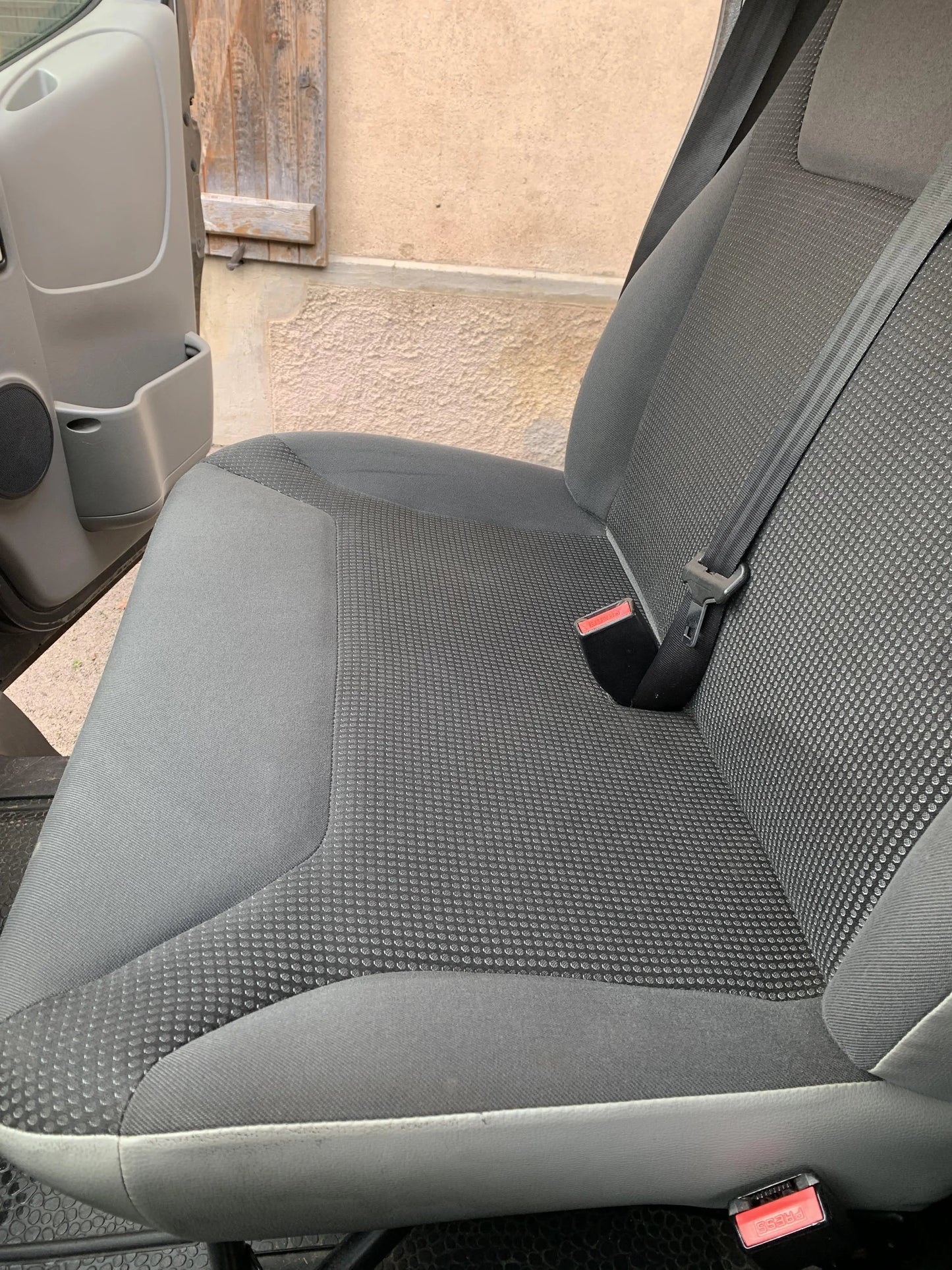 Nettoyage intérieur voiture à Bourguignon et 30 km autour. Aspiration complète, plastiques, finitions pro. Service à domicile ou sur place ! AMBUL WASH