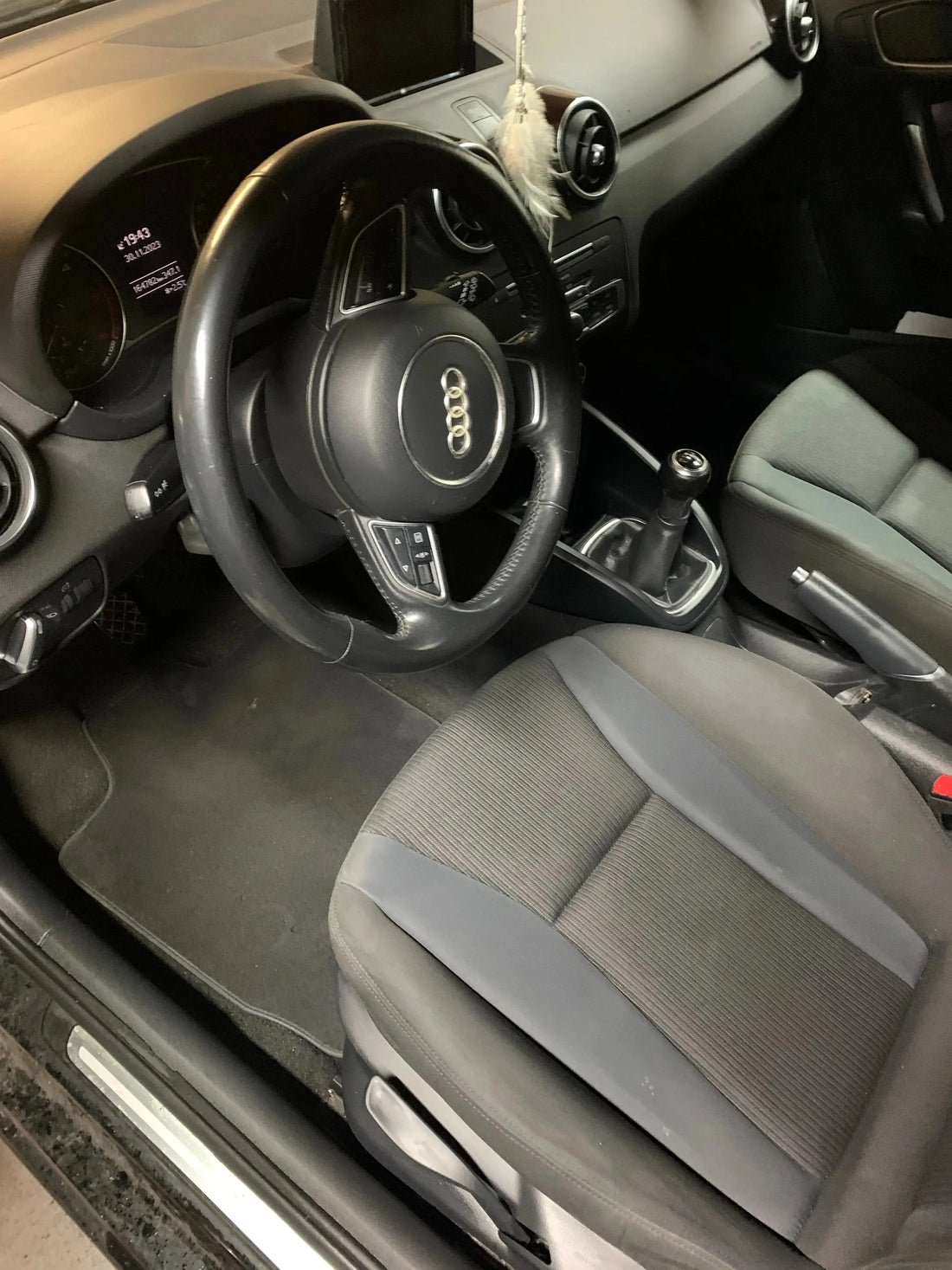 Nettoyage intérieur de voiture professionnel avec produits spécialisés par Ambul Wash à Montbéliard