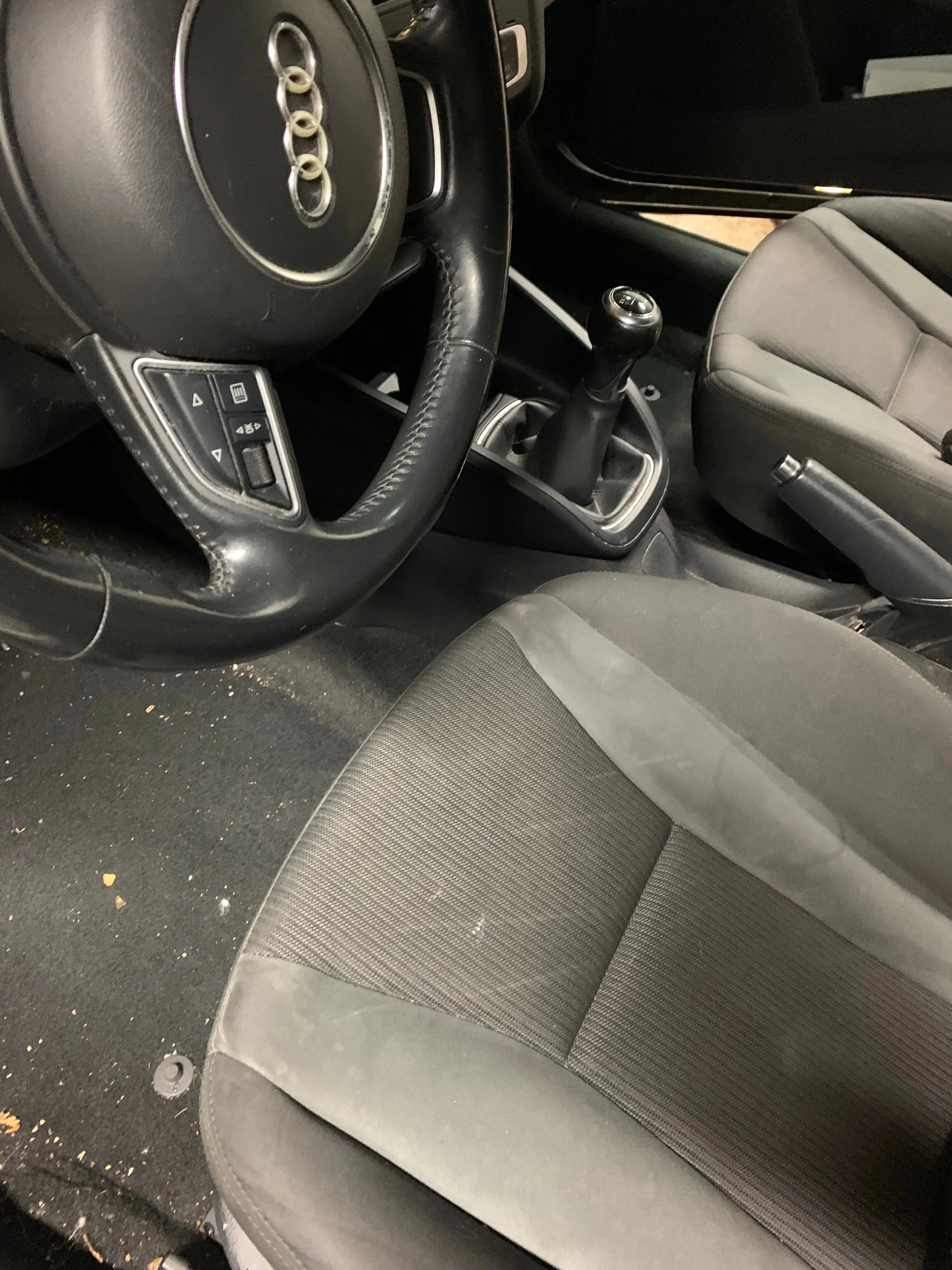 Nettoyage intérieur voiture à Bourguignon : aspiration, plastiques, shampouinage sièges/tapis et traitement cuir. Service pro à domicile ou sur place ! AMBUL WASH