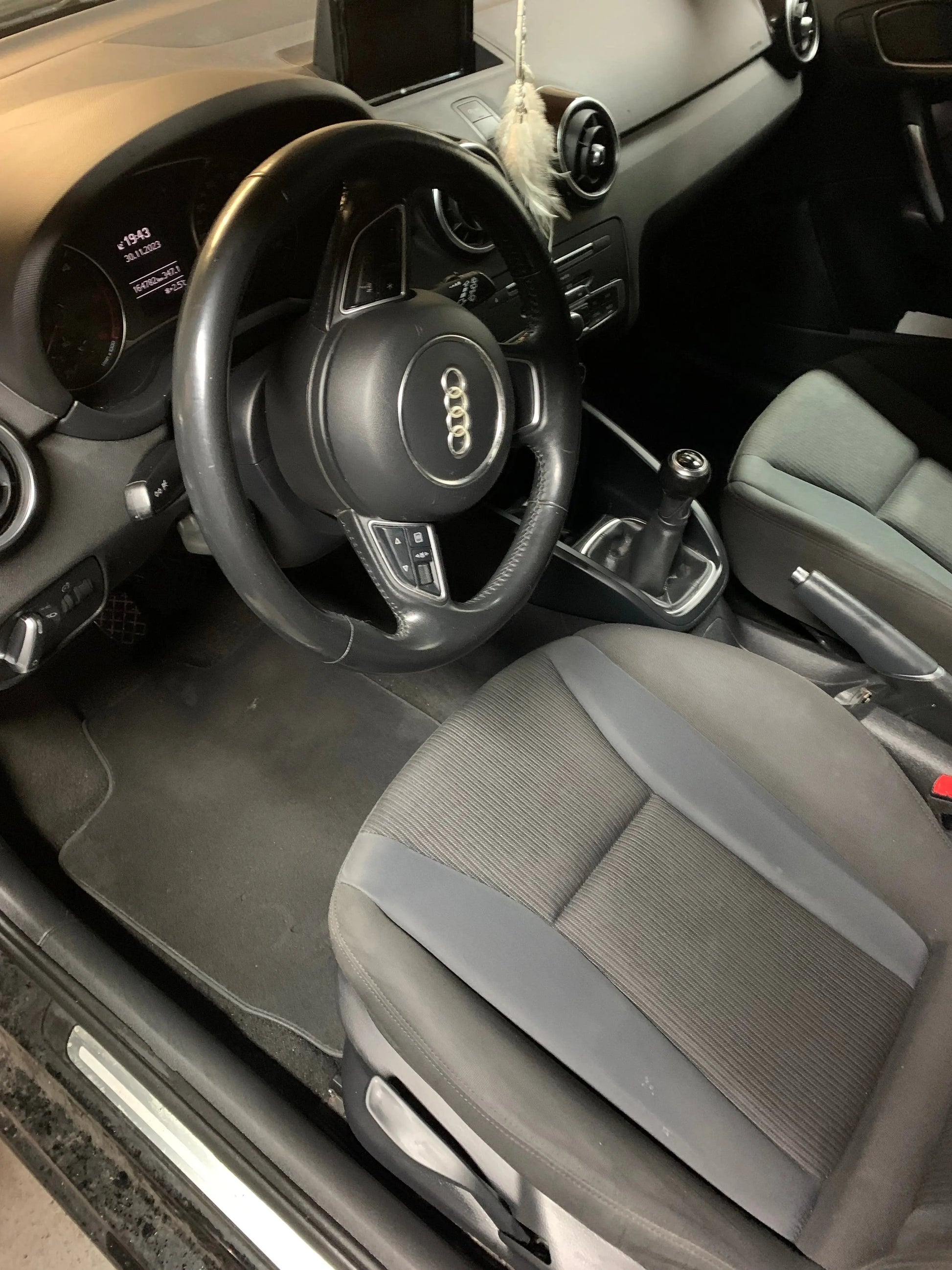 Nettoyage intérieur voiture à Bourguignon : aspiration, plastiques, shampouinage sièges/tapis et traitement cuir. Service pro à domicile ou sur place ! AMBUL WASH