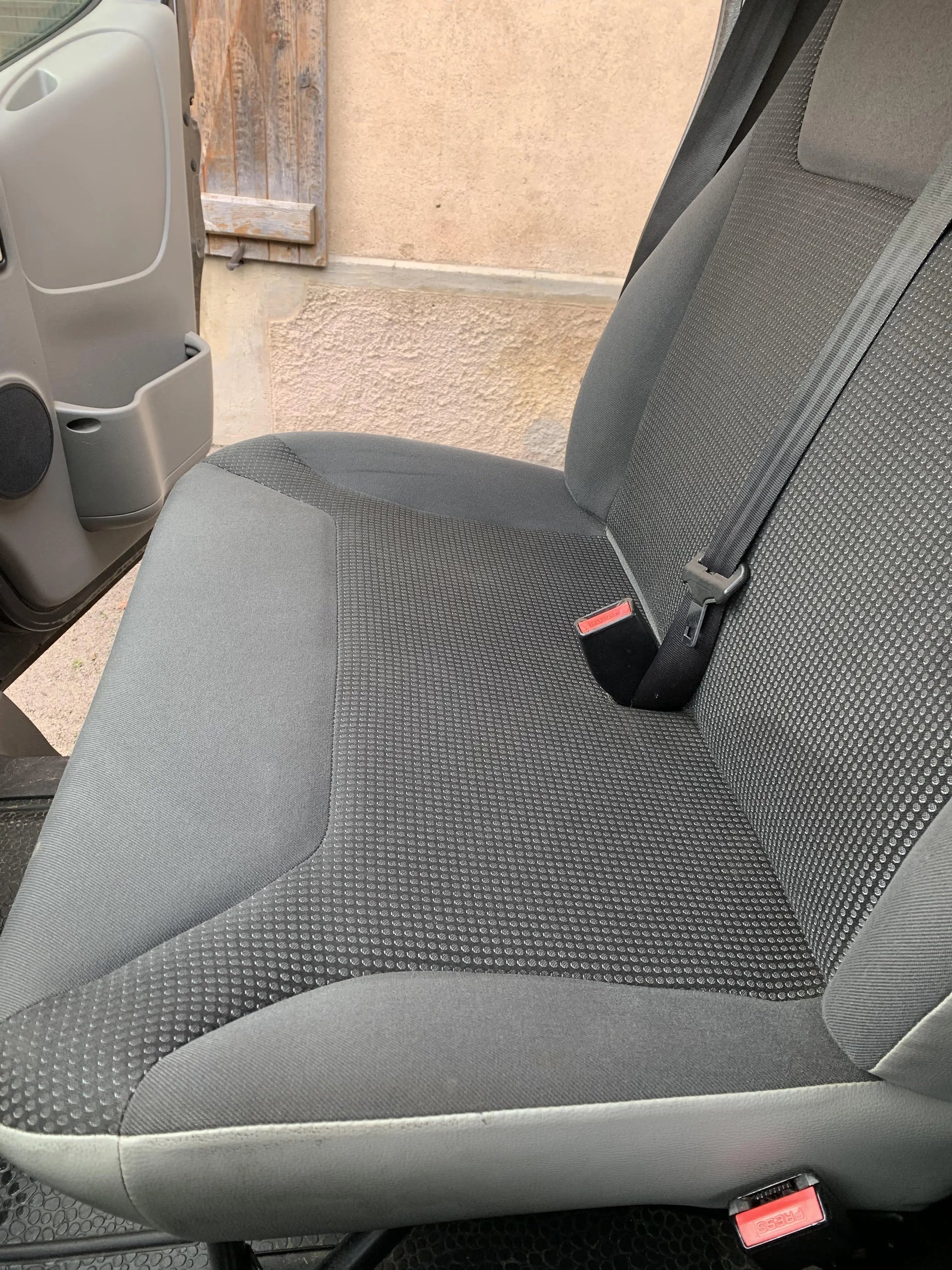 Nettoyage intérieur voiture à Bourguignon et 30 km autour. Aspiration complète, plastiques, finitions pro. Service à domicile ou sur place ! AMBUL WASH