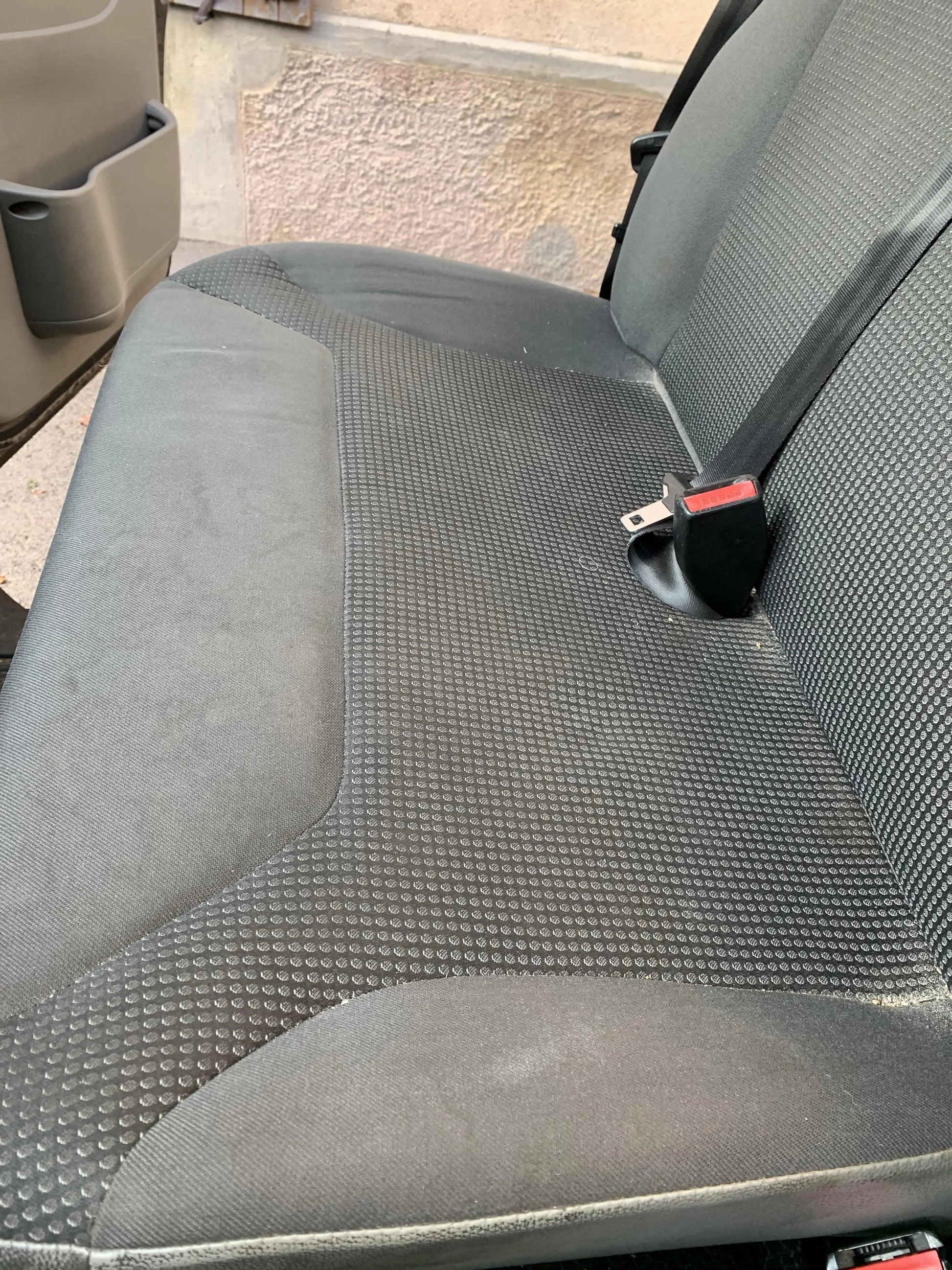 Nettoyage intérieur voiture à Bourguignon et 30 km autour. Aspiration complète, plastiques, finitions pro. Service à domicile ou sur place ! AMBUL WASH