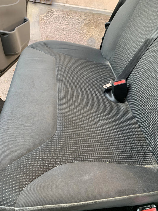 Nettoyage intérieur voiture à Bourguignon et 30 km autour. Aspiration complète, plastiques, finitions pro. Service à domicile ou sur place ! AMBUL WASH