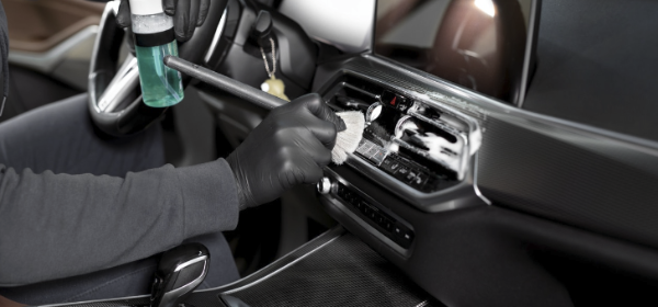 Nettoyage auto intérieur professionnel par Ambul Wash — entretien complet du tableau de bord, désinfection et soin des surfaces pour un véhicule impeccable.